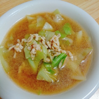 鶏挽き肉とキャベツの味噌スープ